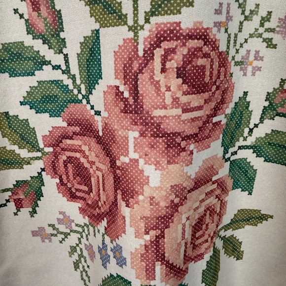 Gildan Heavy Blend Beige Floral Cross Stitch Graphic Crewneck Sweatshirt Small - Picture 3 of 11